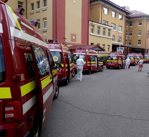 IMAGINI ȘOCANTE! Coadă de ambulanțe la un spital din țară